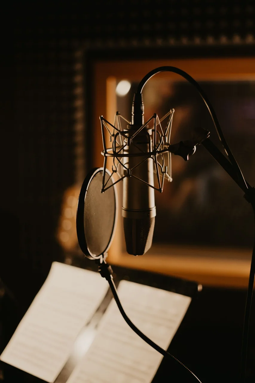 Microphone positioning setup tailored for acoustic guitar and brass capture